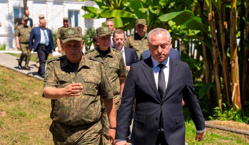 Президент Абхазии ознакомился с новыми образцами специального вооружения и техники в Министерстве обороны