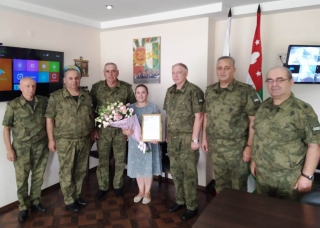 Министр обороны Республики Абхазия, генерал-полковник Владимир Ануа поздравил психолога Управления боевой, морально-психологической подготовки капитана Н. Н. Квеквескири с Днем рождения.