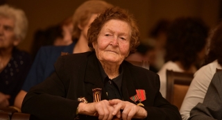 Ветерана Великой Отечественной войны Валентину Ефимовну Шульгину со 100-летним юбилеем поздравил Министр обороны генерал-полковник Владимир Ануа.