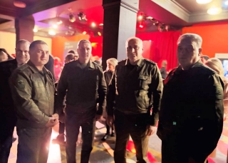 Министр обороны и курсанты Сухумского ВОКУ на премьере в РУСДРАМе